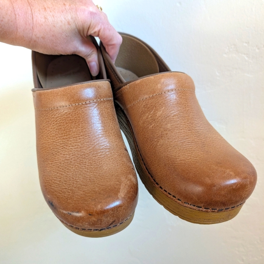 Dansko Distressed Professional Clog in Honey Leather size 40